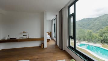 Suite familiar, vista a la colina | Vista desde la habitación
