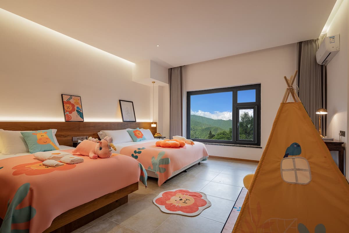 Habitación triple familiar, vistas a la colina | Escritorio y wifi gratis