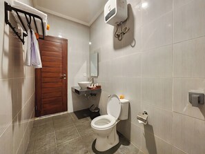 ヘアドライヤー、タオル、石鹸、トイレットペーパー
