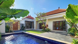 A modern house with a swimming pool, large windows, and a well-maintained garden. - Enjoyable Ayur Villa in beautiful Bali (Bali)