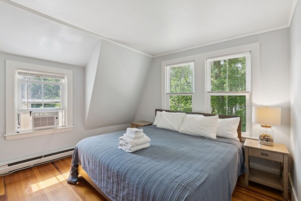 3 bedrooms, desk, WiFi, bed sheets