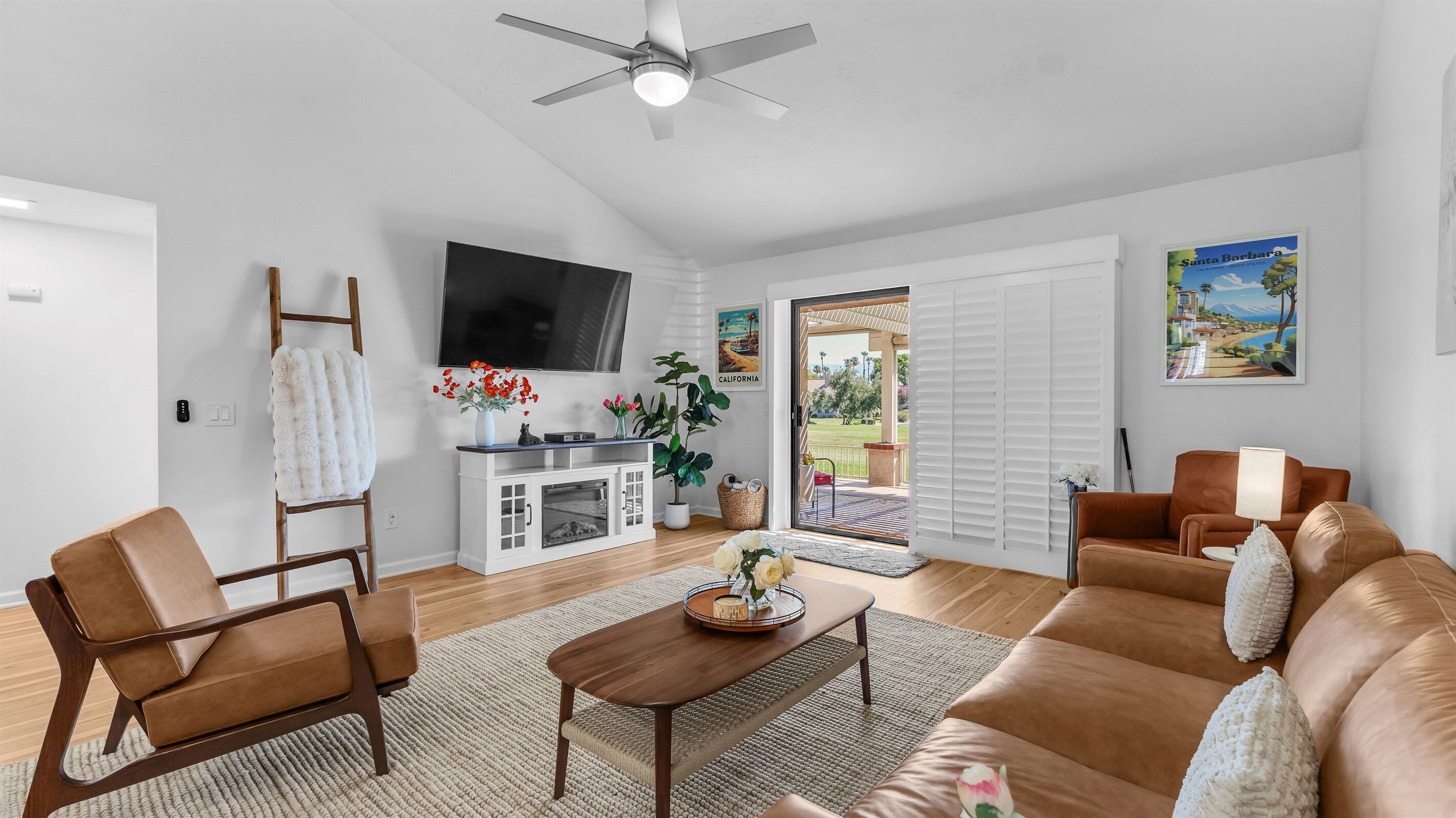 Smart TV, fireplace