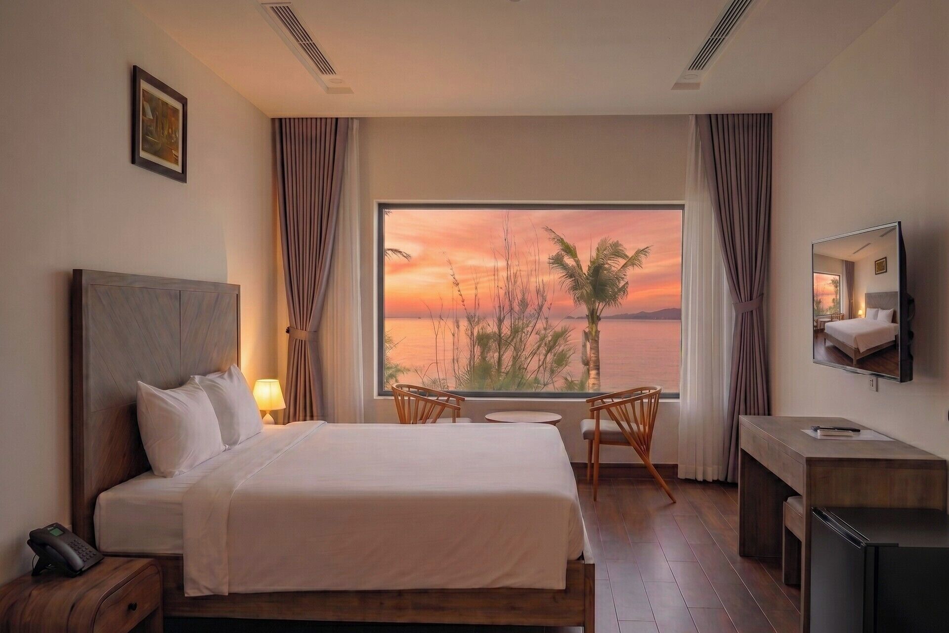Deluxe Room, Ocean View | Minibar, desk, soundproofing, free WiFi