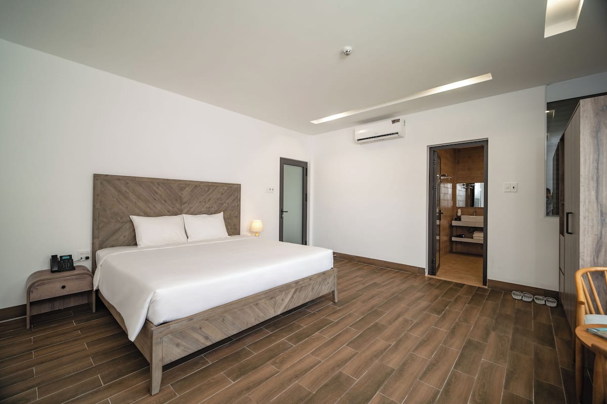 Superior Double Room, Garden View | Minibar, soundproofing, WiFi (free), bed sheets