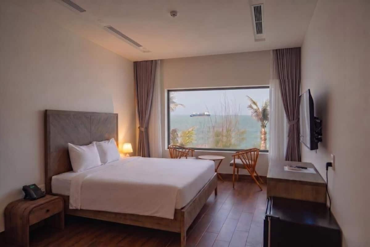 Superior Double Room, Beachfront | Minibar, soundproofing, WiFi (free), bed sheets
