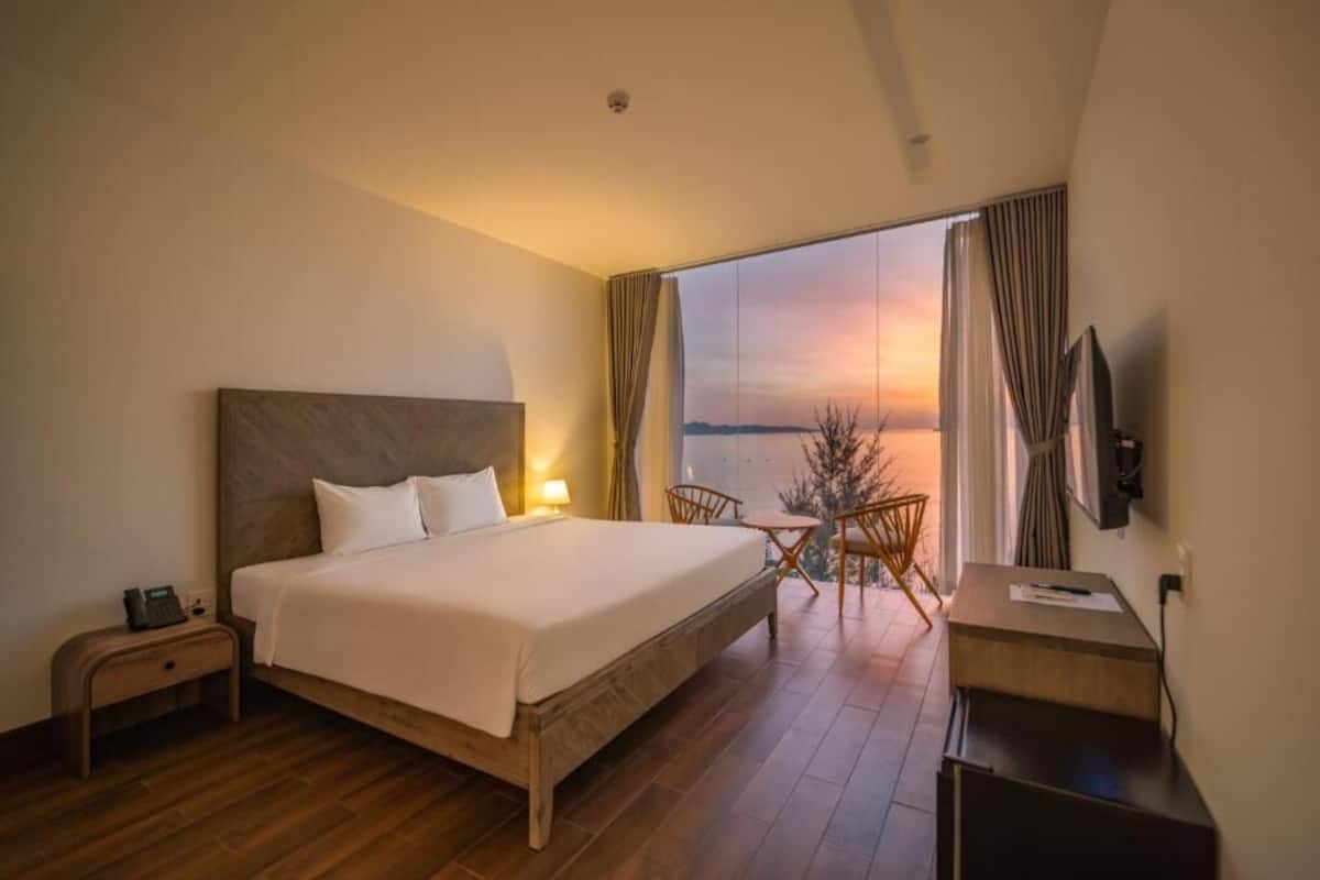 Deluxe Double Room, Beach View | Minibar, soundproofing, WiFi (free), bed sheets