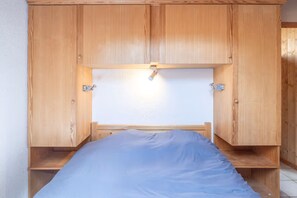 2 bedrooms, iron/ironing board