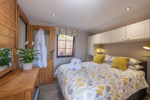 1 bedroom, iron/ironing board, Internet, bed sheets