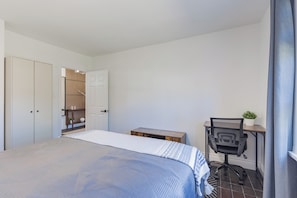 3 chambres, fer et planche à repasser, Wi-Fi, draps fournis
