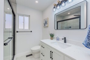 Shower, hair dryer, towels, soap - South Oakville House (Oakville)