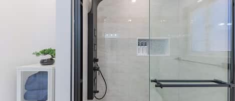 Douche, séchoir à cheveux, serviettes fournies, savon