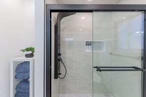 Shower, hair dryer, towels, soap - South Oakville House (Oakville)