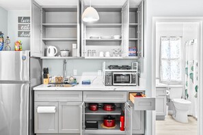 Réfrigérateur, micro-ondes, cafetière/bouilloire, grille-pain