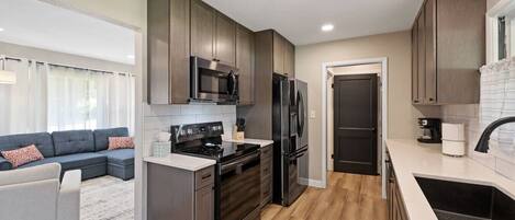 Refrigerador, microondas, horno, placa de cocina