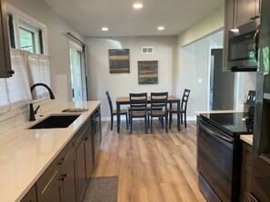 Refrigerador, microondas, horno, placa de cocina