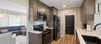 Sleeps 10, Available Garage!