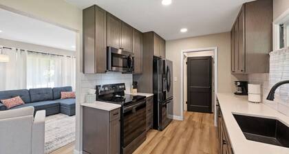 Sleeps 10, Available Garage!