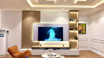 Una televisión de pantalla plana