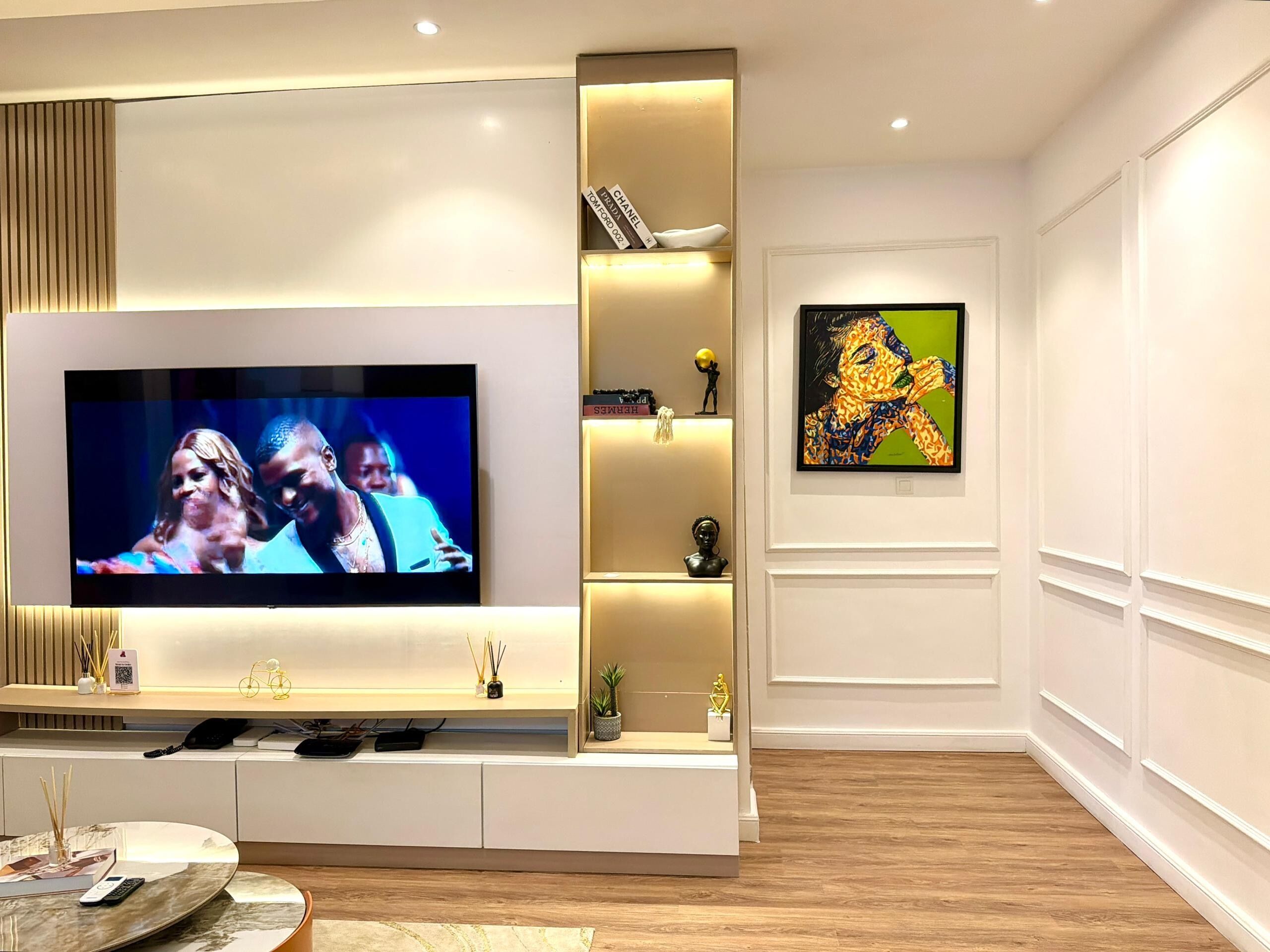 Una televisión de pantalla plana