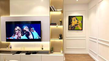 Una televisión de pantalla plana