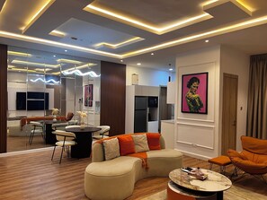 Deluxe-Apartment, Balkon | Wohnbereich