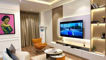 Una televisión de pantalla plana