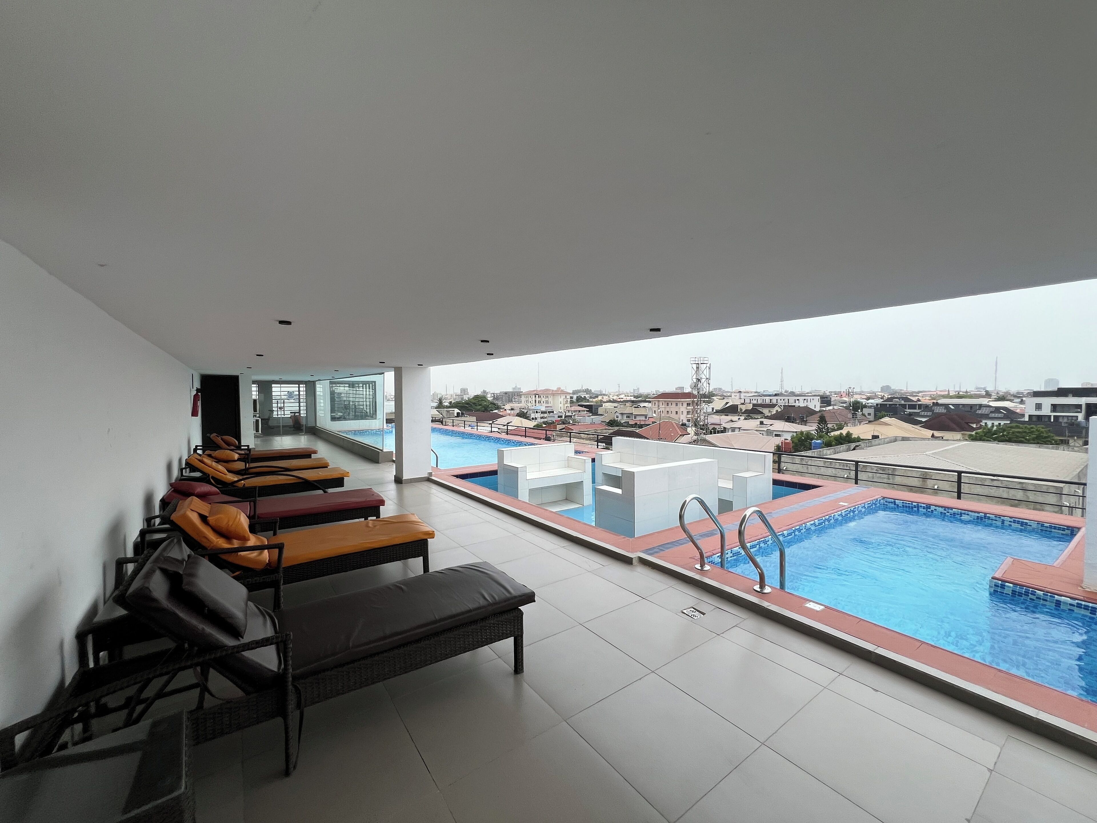 Una piscina al aire libre