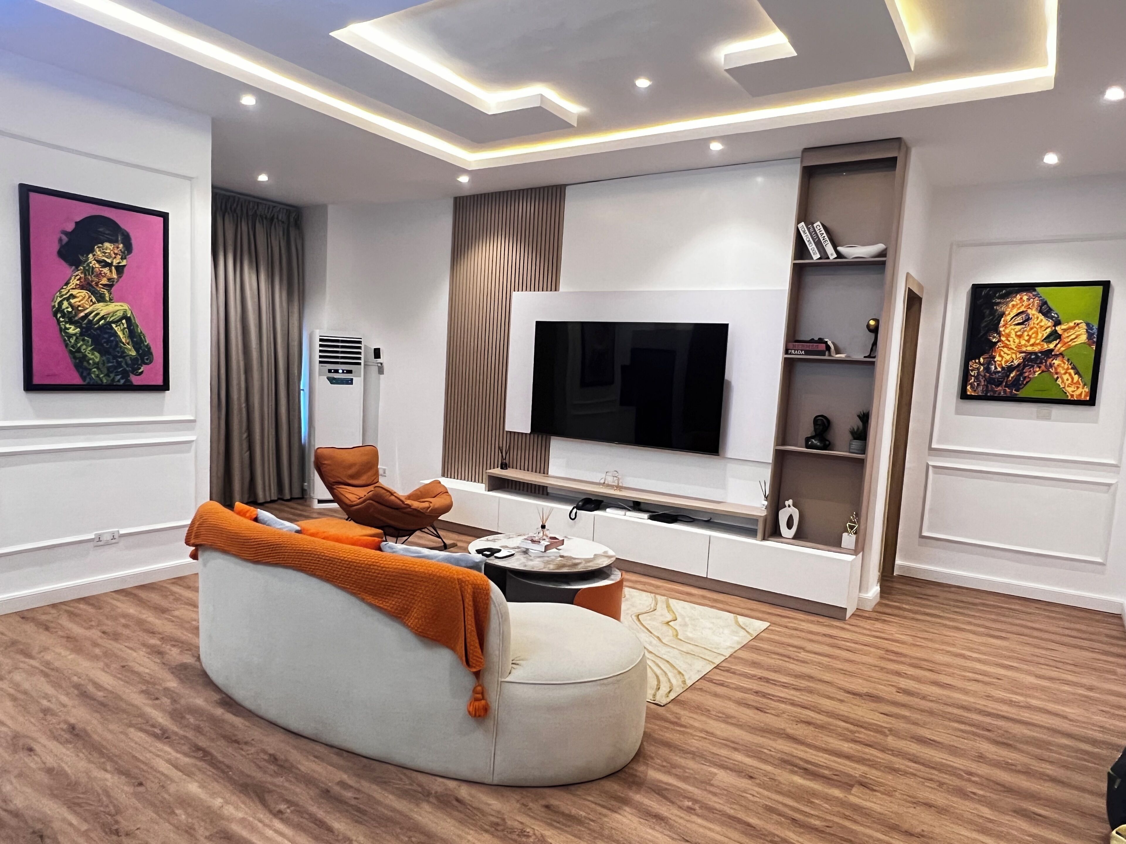 Een flatscreentelevisie