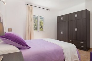 3 bedrooms, desk, iron/ironing board, travel crib