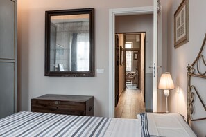 2 عدّة غرف نوم ومكواة/لوح كي وواي فاي وملاءات أسرّة