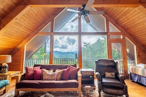 Een televisie, een open haard en boeken