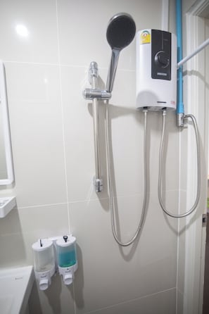 Secadora de cabello, toallas, jabón, shampoo