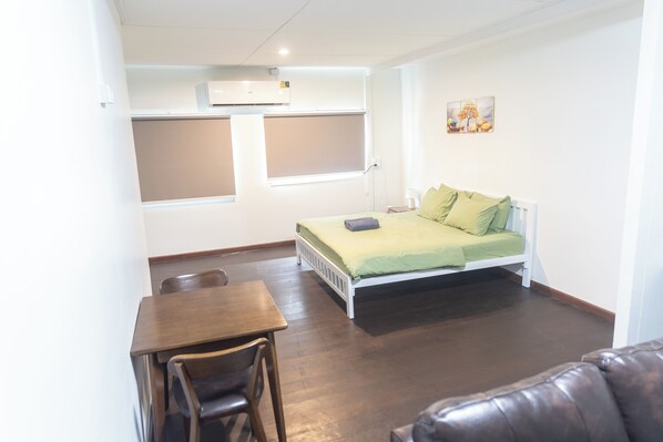 A bedroom with a single bed, a bedside table, a chair, and a window. - Bangkok Cozy Home at Khaosan Road (Bangkok)