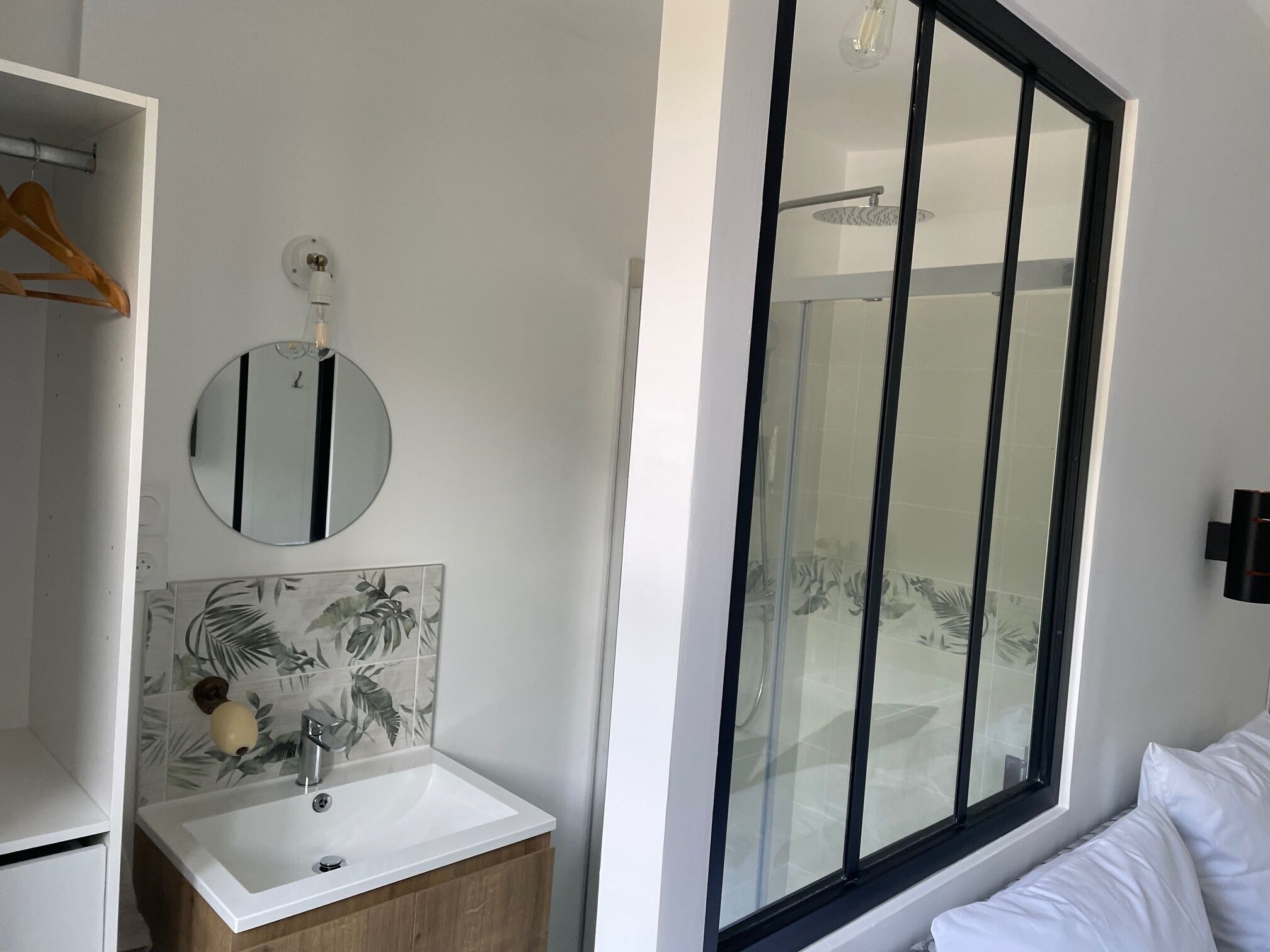 Tweepersoonskamer, uitzicht op de binnenplaats | Badkamer | Een douche, een regendouche, een haardroger, zeep