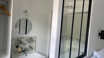 Tweepersoonskamer, uitzicht op de binnenplaats | Badkamer | Een douche, een regendouche, een haardroger, zeep