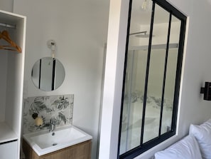 Quarto casal, vista para o pátio | Banheiro | Chuveiro, chuveiro com efeito de chuva