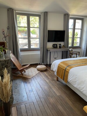 Deluxe Double Room, Courtyard View | Free WiFi, bed sheets - Le Petit Monde de Molly (Toucy)
