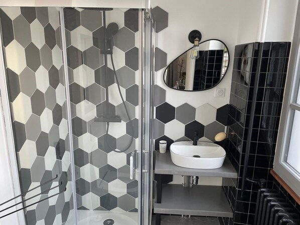 Phòng đôi Deluxe, quang cảnh sân vườn | Phòng tắm | Buồng tắm vòi sen, vòi sen phun mưa, máy sấy tóc, xà phòng 