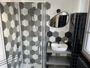 Deluxe Double Room, Courtyard View | Bathroom
