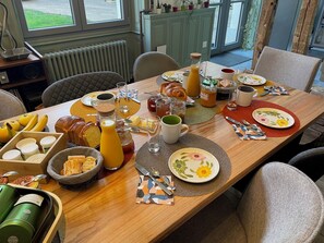 Tägliches inbegriffenes kontinentales Frühstück