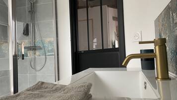 Luxury-Suite | Badezimmer | Dusche, Regendusche, Haartrockner, Seife