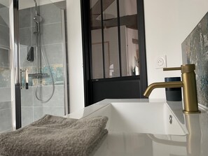 Luxury-Suite | Badezimmer | Dusche, Regendusche, Haartrockner, Seife