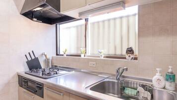 Vil·la Comfort, no fumadors, balcó | Cuina privada | Frigorífic, microones i placa de cuina