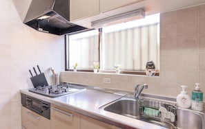 Comfort villa, niet-roken, balkon | Privékeuken | Een koelkast, een magnetron, een kookplaat, kookgerei, borden en bestek