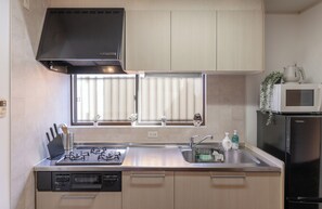 Vila conforto, para não fumantes, sacada | Cozinha privada | Geladeira, micro-ondas, cooktop, talheres/pratos/utensílios de cozinha