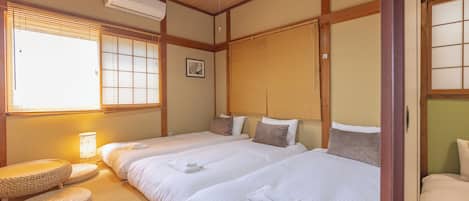 Comfort Villa, Non Smoking, Balcony | Ruang tamu | 43 inci televisyen dengan kabel