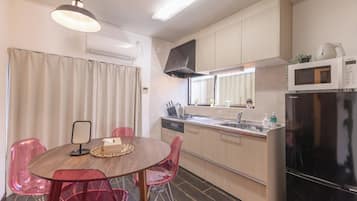 Vil·la Comfort, no fumadors, balcó | Zona de menjador de l'habitació