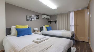 Comfort villa, niet-roken, balkon | Woonruimte | Een 43-inch televisie met kabelzenders