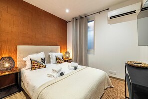 2 bedrooms, desk, iron/ironing board, internet