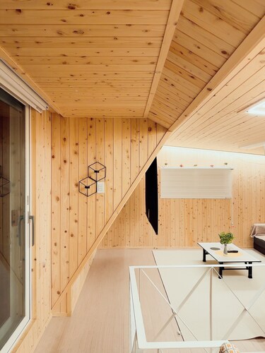 Shiny Picnic: Loft Hideaway with Terrace &  Lotte Tower View / 5Beds